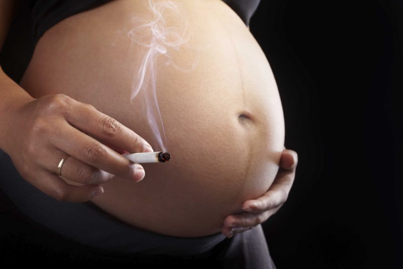 bahaya dan dampak morokok saat hamil