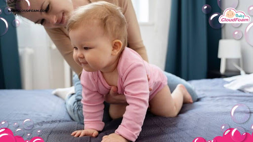 Kapan bayi mulai merangkak