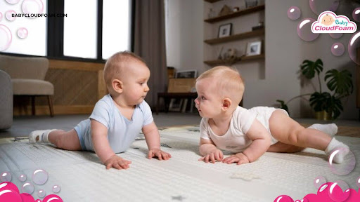 Kapan bayi mulai merangkak