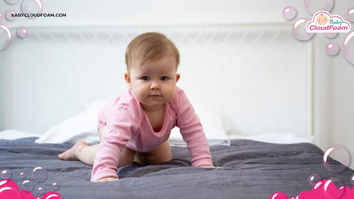 Kapan bayi mulai merangkak