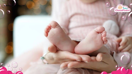 Cara mengatasi bruntusan pada wajah bayi