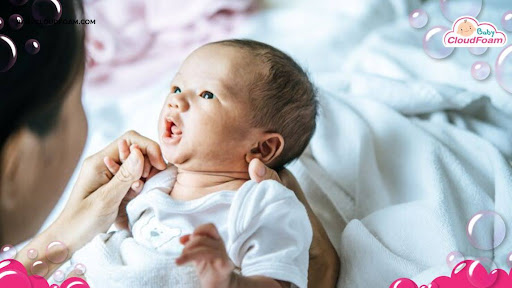 Cara mengatasi bruntusan pada wajah bayi