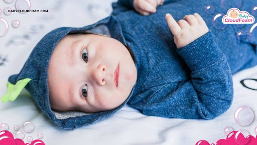 Bayi tidur pakai selimut