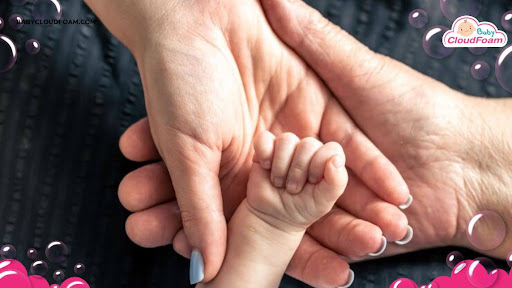 Tangan bayi mengepal