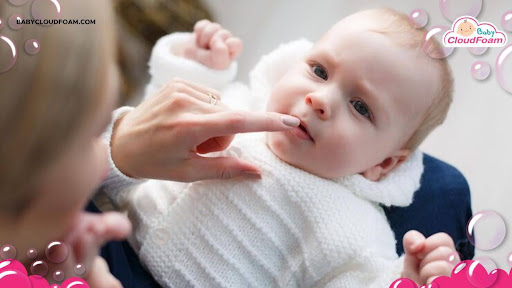 Bayi muntah menyembur