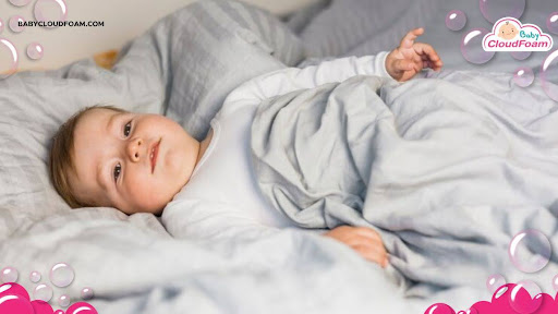 Bayi tidur pakai selimut