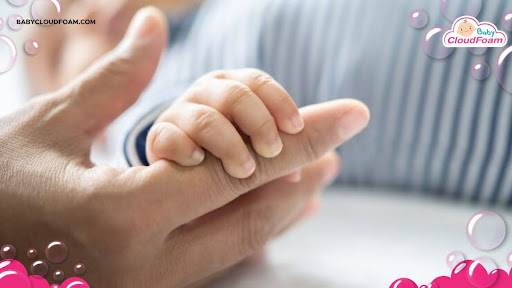 Kuku bayi berwarna kebiruan